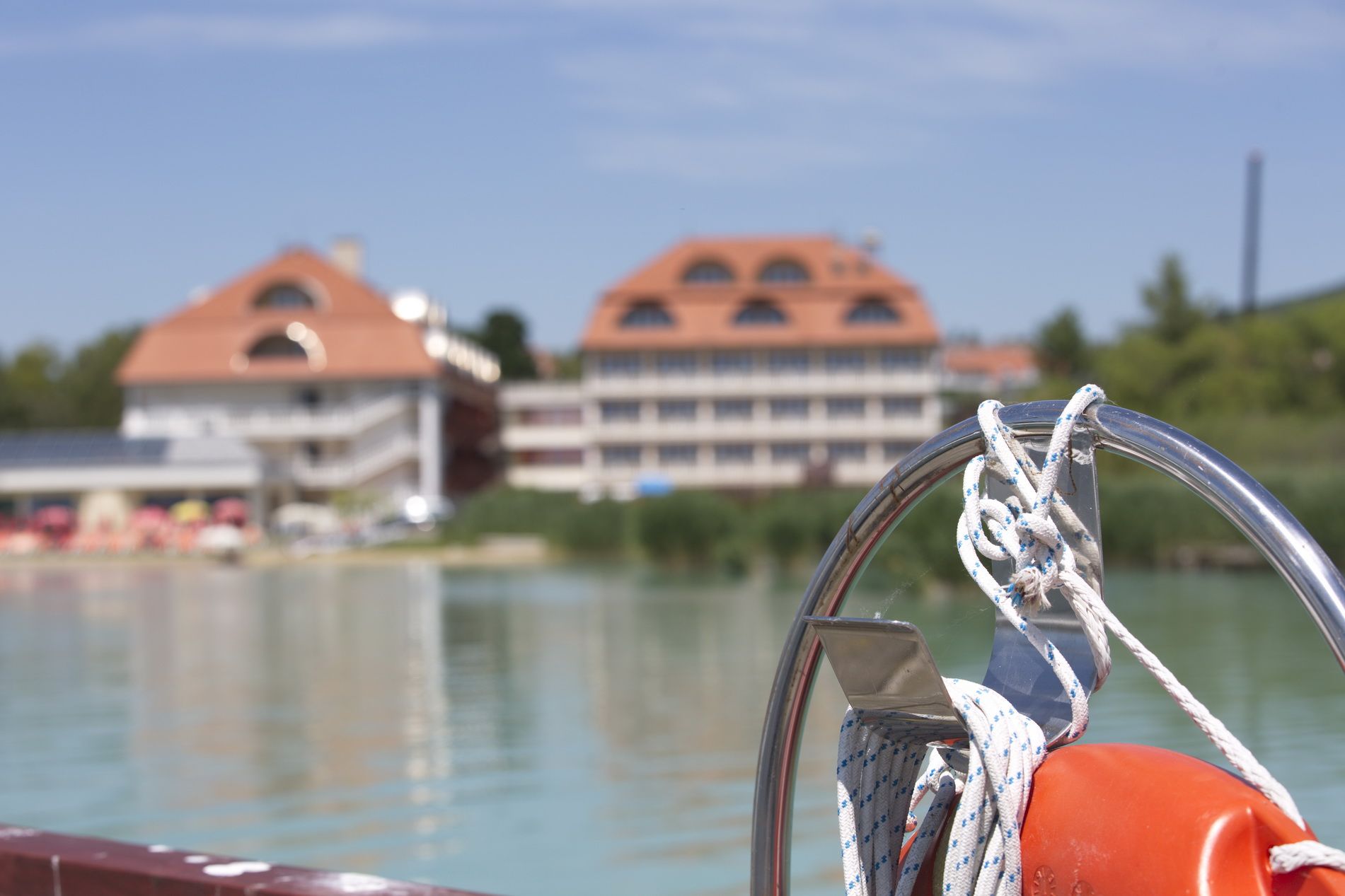 Szállodánk a parton