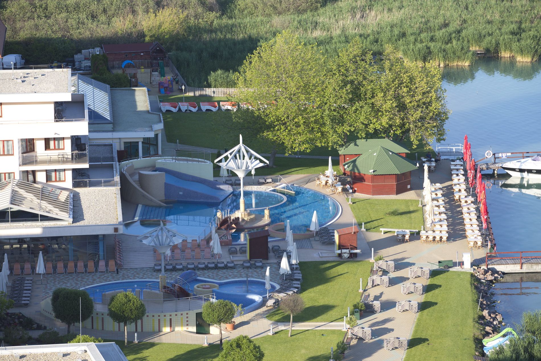 Szállodánk a parton