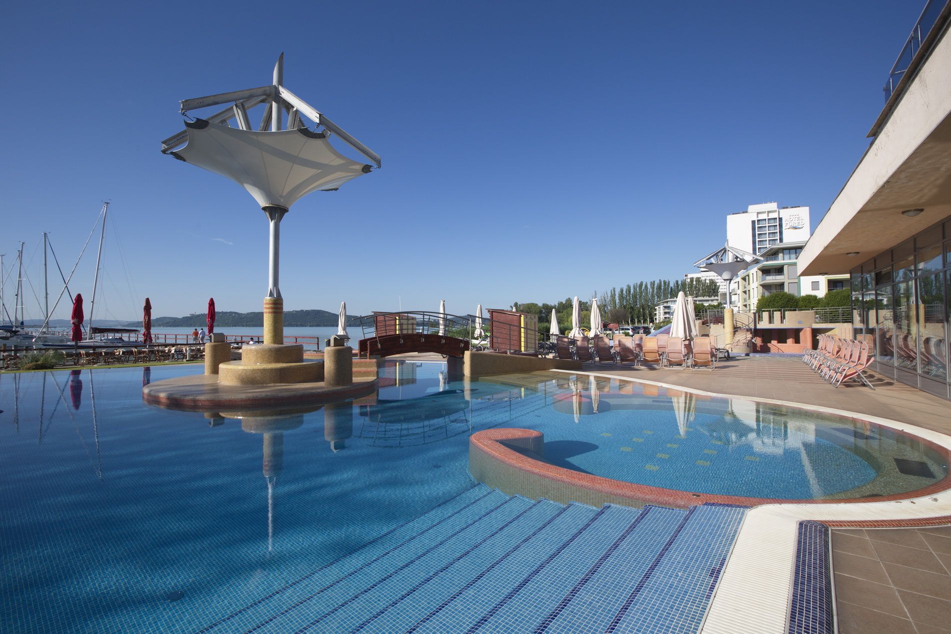 Szállodánk a parton