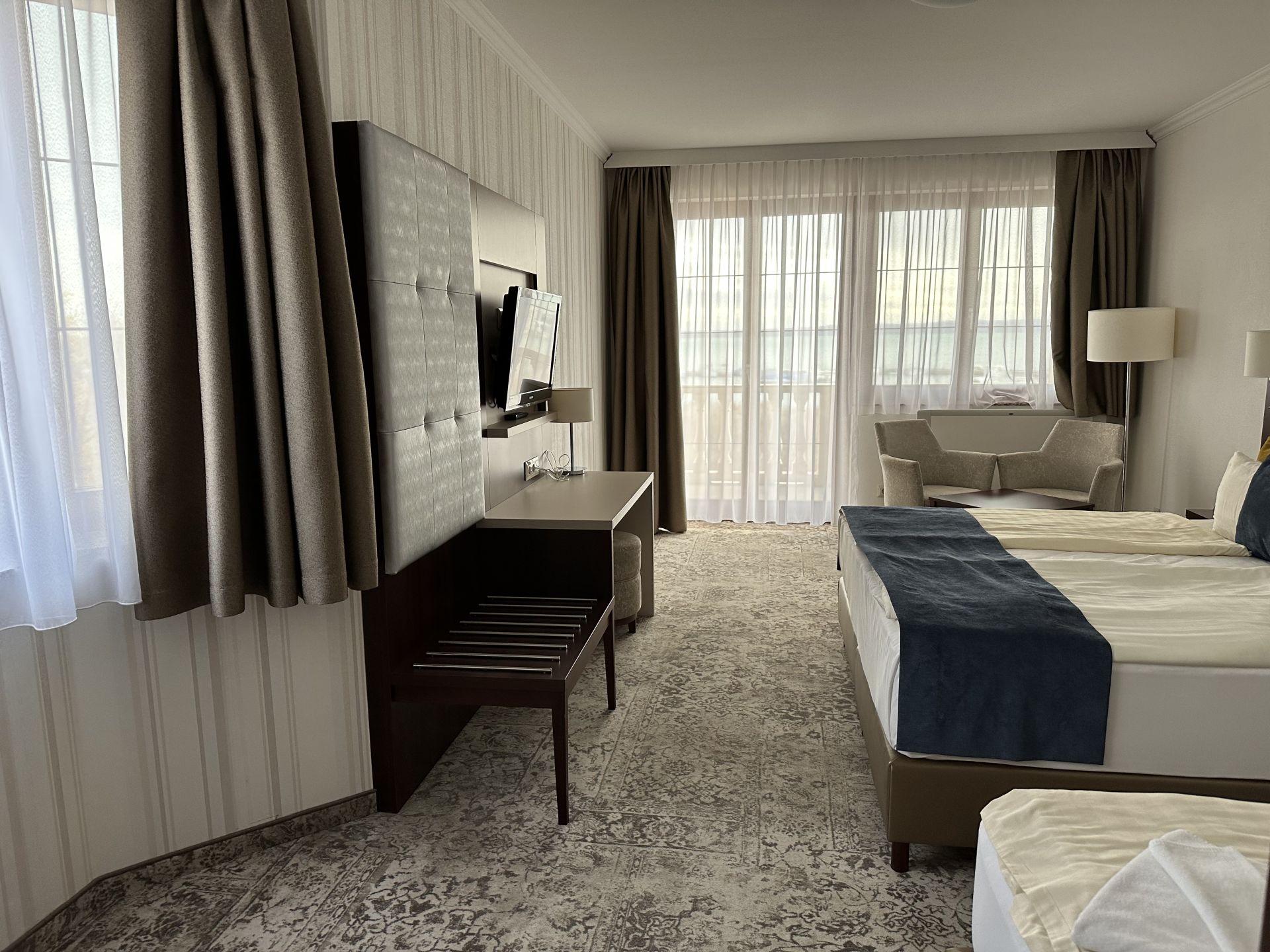 Modern 3 fős erkélyes szoba