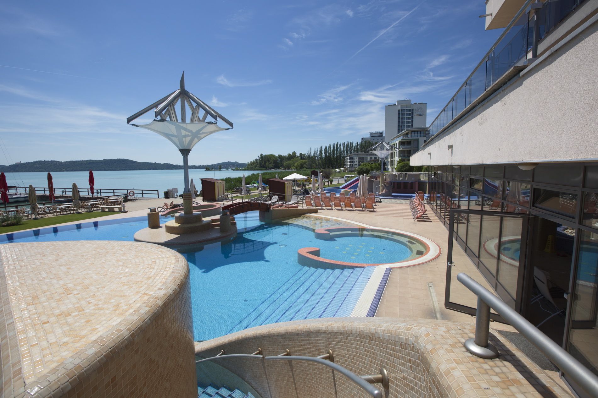 Szállodánk a parton