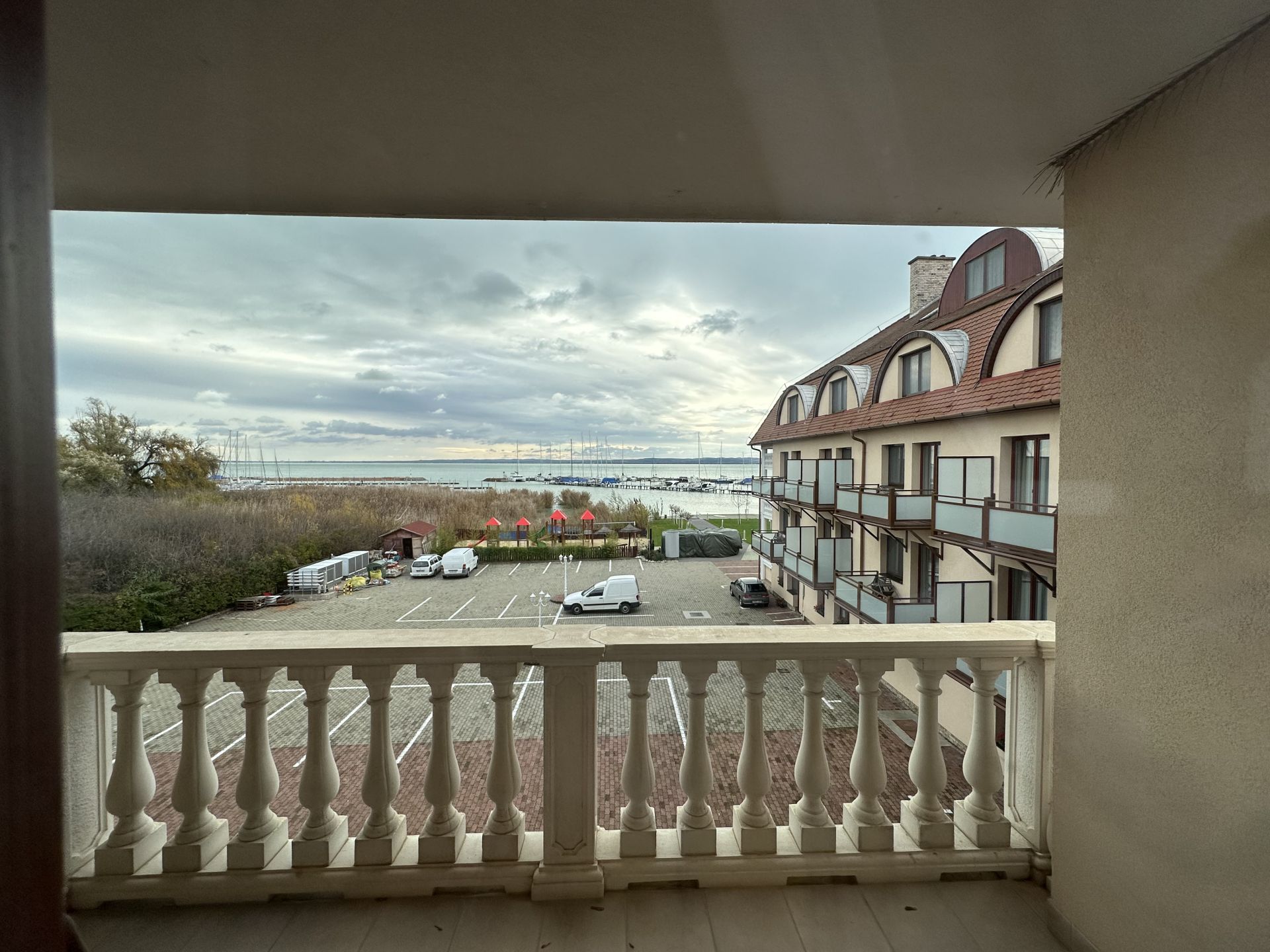 Kilátás az erkélyről- Modern szárny