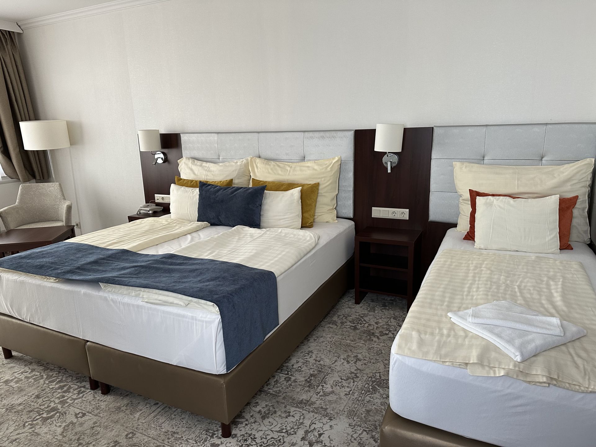 Modern háromágyas szoba erkélyes