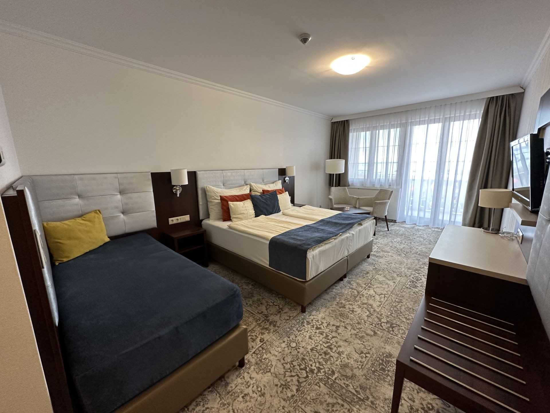 Modern 3-4 fős szoba erkéllyel